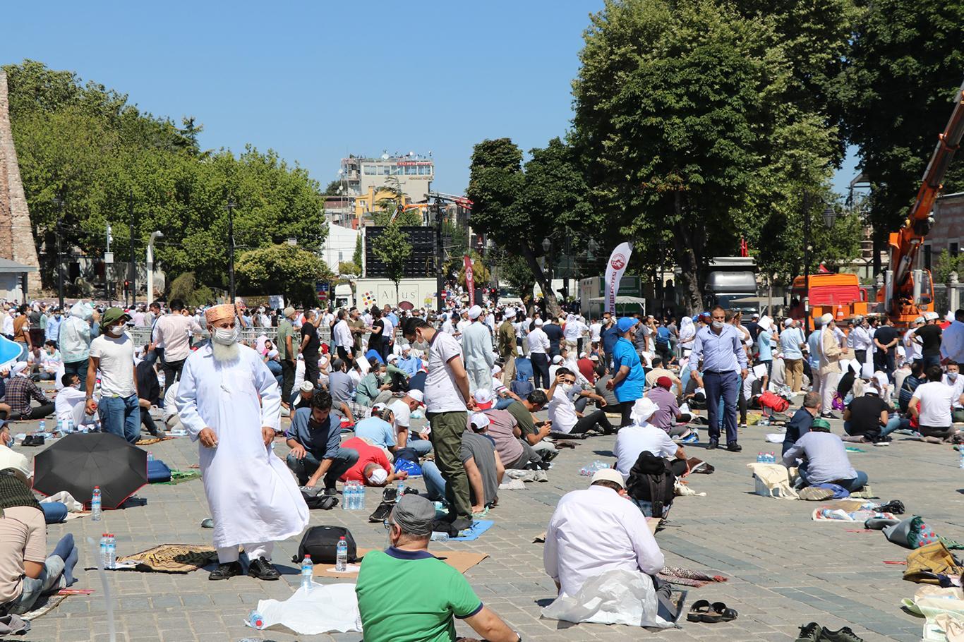 المسلمون يتوافدون إسطنبول لأداء صلاة الجمعة في جامع أيا صوفيا